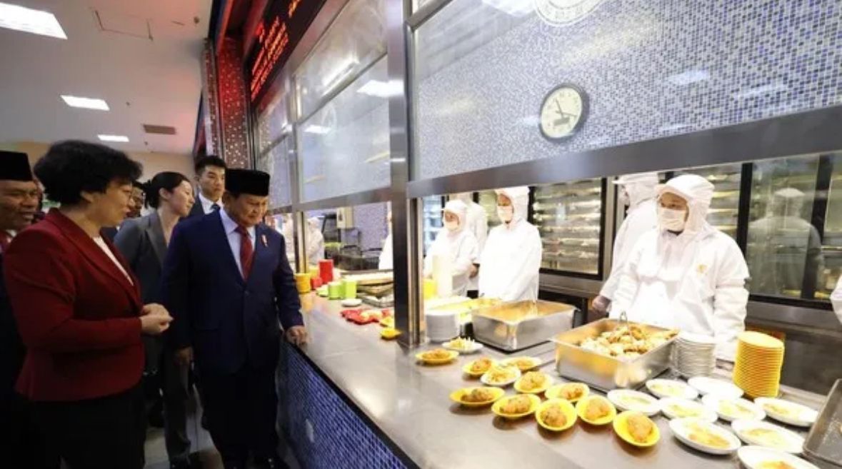 Terbang ke China, Prabowo Tinjau Program Makan Gratis